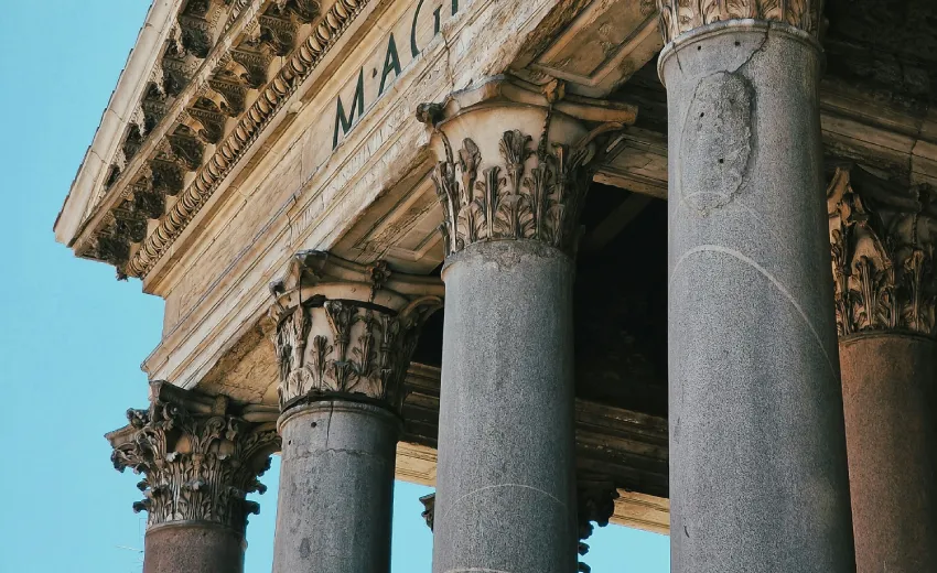 Quattro pilastri di un tempio romano i fondamenta del management. Sullo sfondo un cielo azzurro.