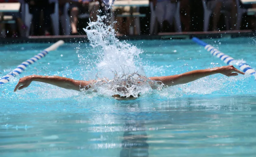 Un nuotatore è l'esempio sportivo di azione e reazione