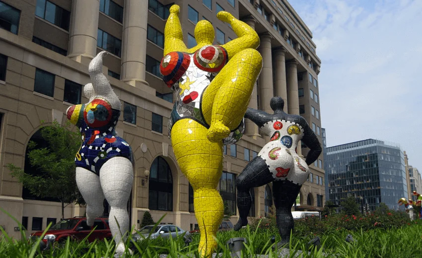 Niki de Saint Phalle, Le Tre Grazie, esposte all'aperto difronte ad un palazzo direzionale come regole d'oro della leadership.