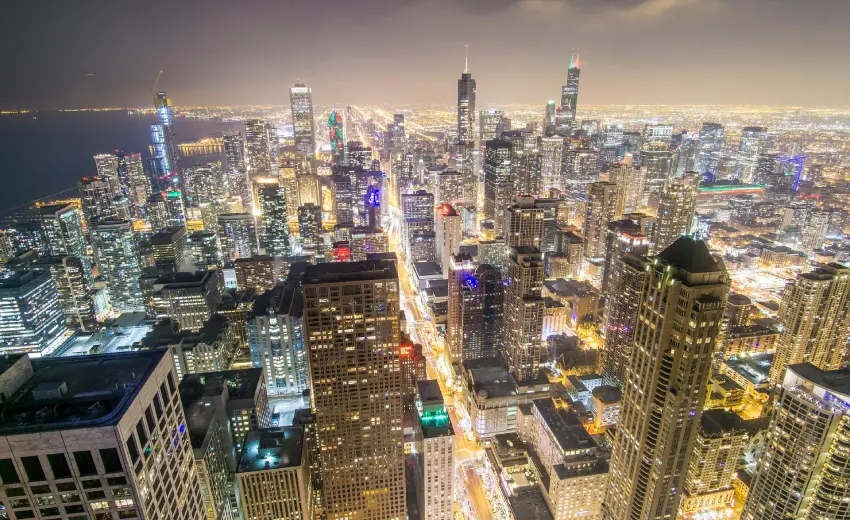 Chicago illuminata di notte metafora della visione ampia e strategica